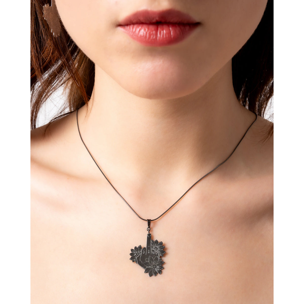 SIWF flower pendant in black rhodium-plated 925 sterling silver